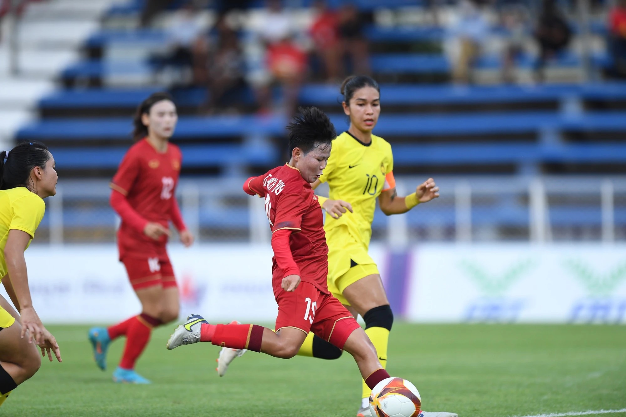 吉达联合晒图吹本泽马：没有哪种黄色比你更闪耀；背景是C罗
